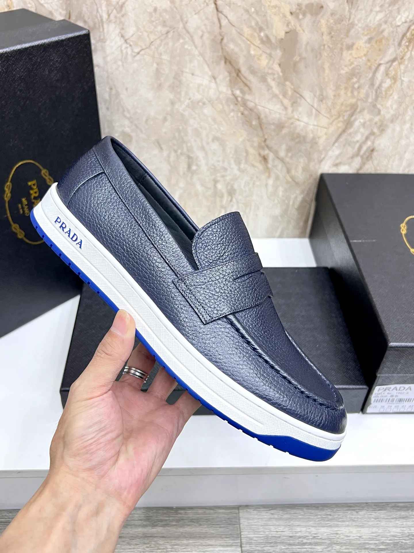 💰620 Prada classic men’s lace-up casual shoes｜Imported cowhide upper｜Layered stitching design on the upper Lightweight and breathable｜Soft and comfortable｜PRADA letters on the side｜Distinctive sporty style Showing the brand style｜Lightweight embossed rubber sole｜With cowhide foot pad lining｜Excellent foot feel Fashionable and elegant｜Size: 38-44 (customized at 45)